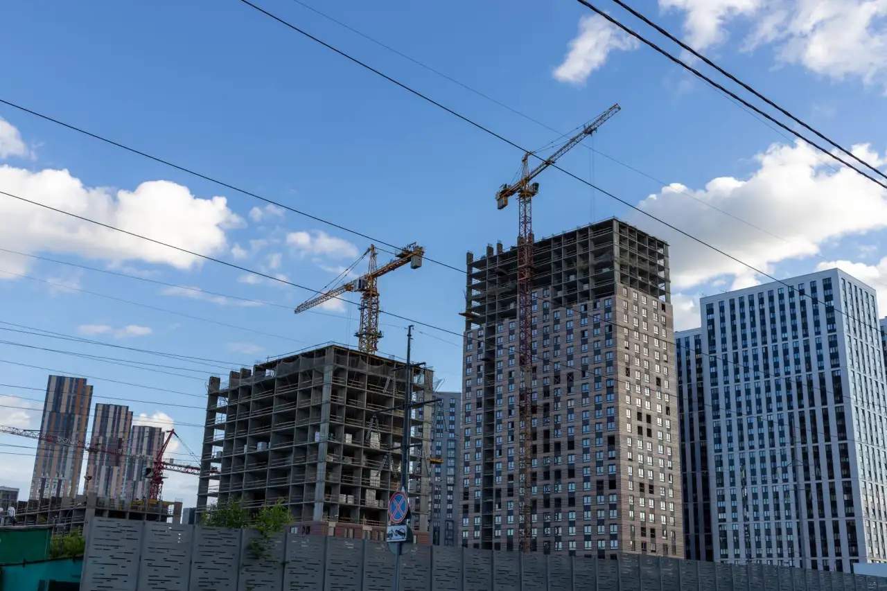 高亮显示工业触摸屏在自动化设备操作终端中的应用优势
