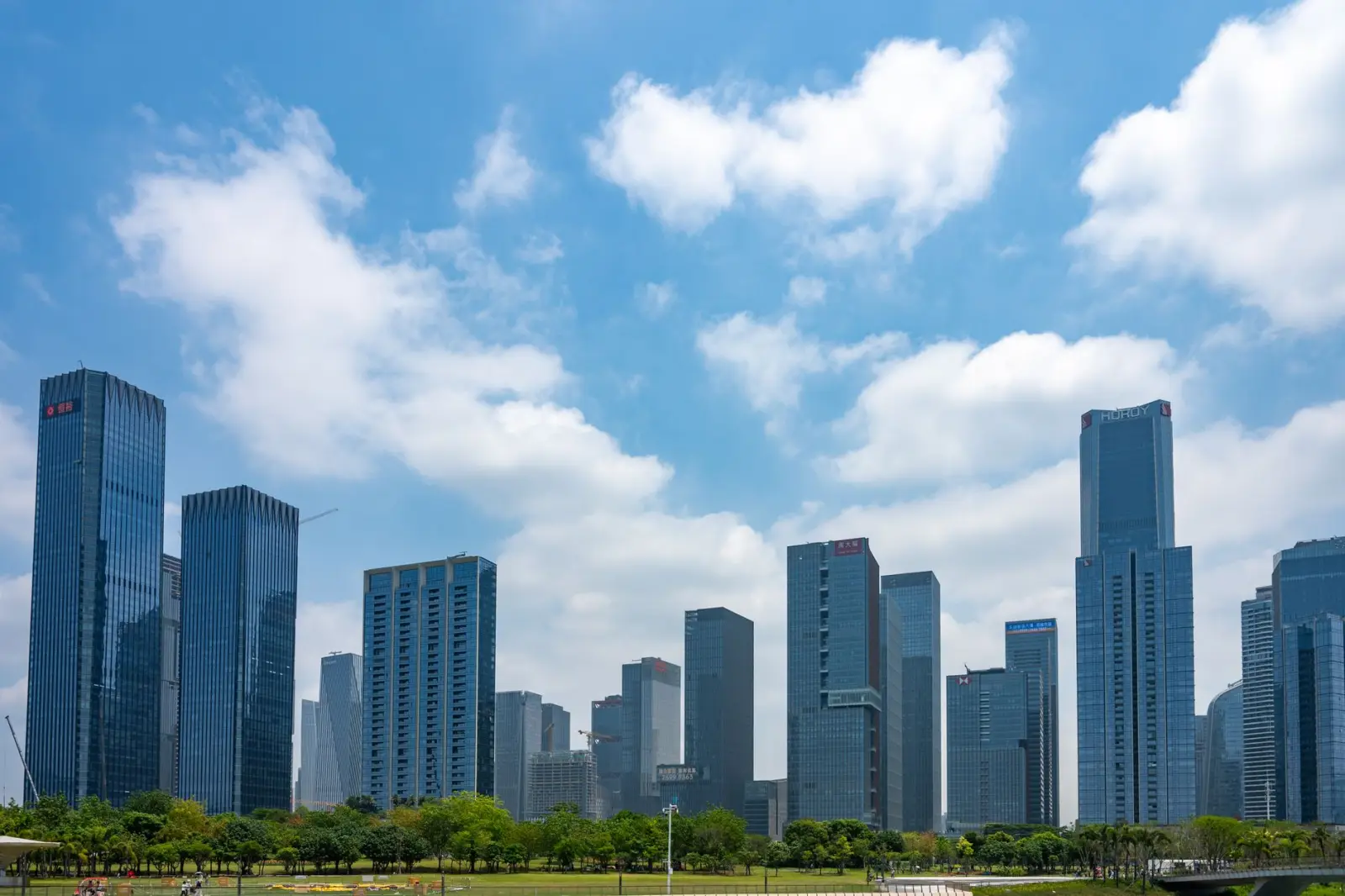 高亮显示工业触摸屏技术解析：提升自动化设备操作界面稳定性