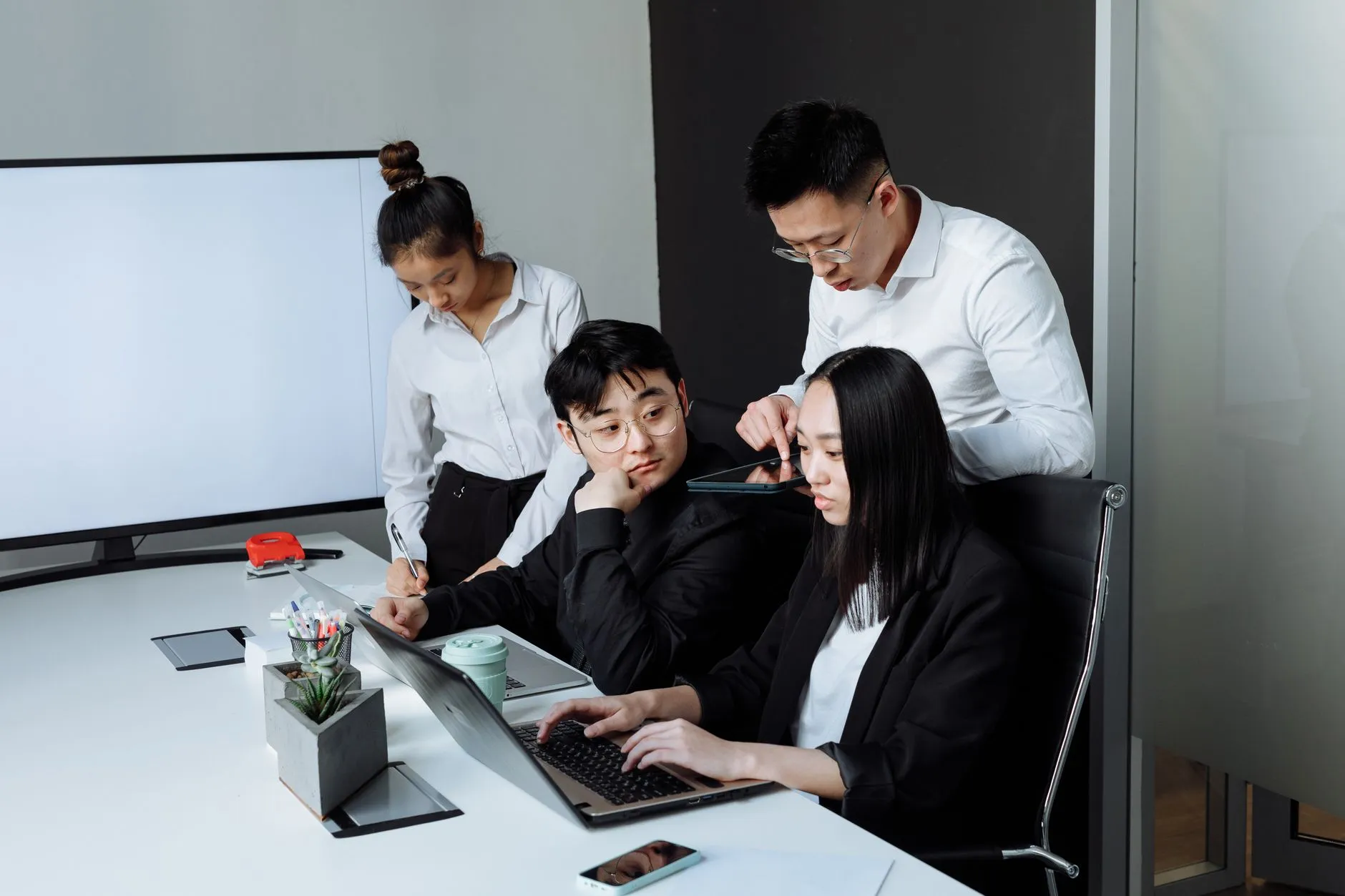 HMI人机界面选型指南：工业触摸屏与文本显示器的性能对比
