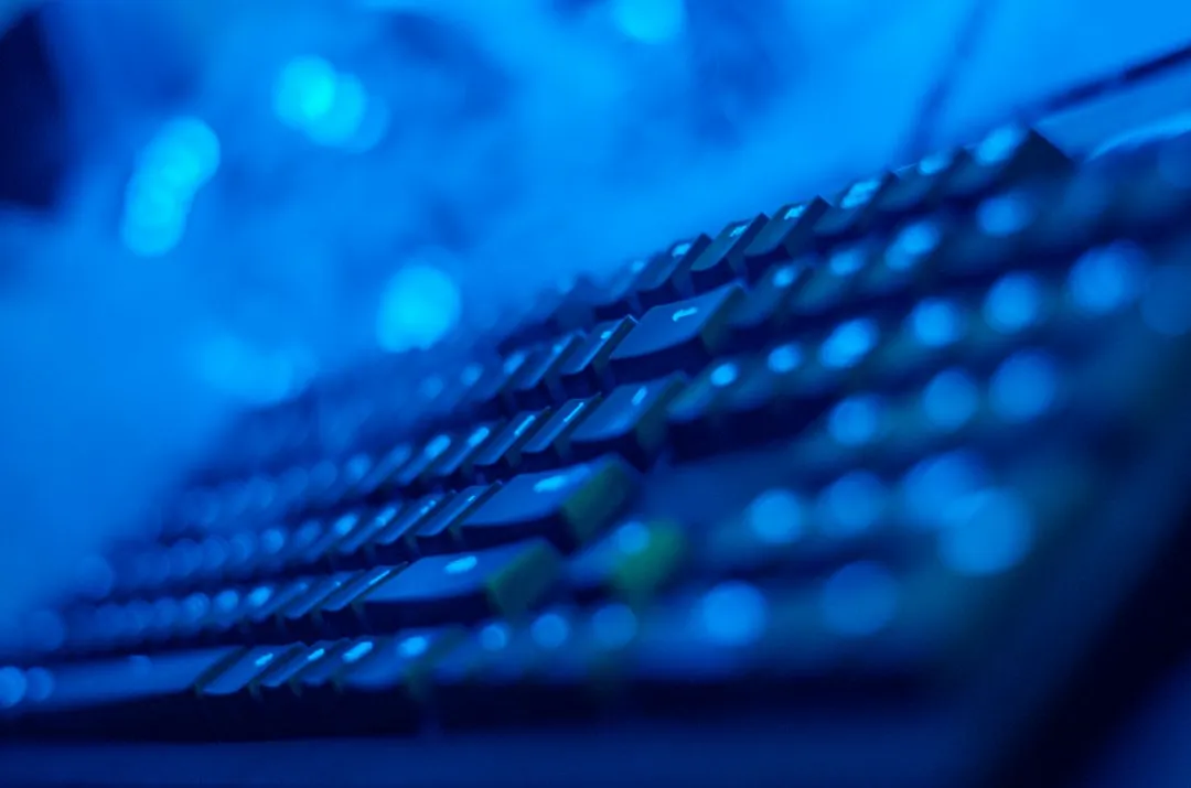 工业触摸屏选型指南：上海设备厂商如何匹配高亮HMI操作终端